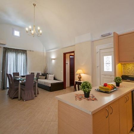 Veldi Art - Kamari Beach Apartment Fira  Zewnętrze zdjęcie