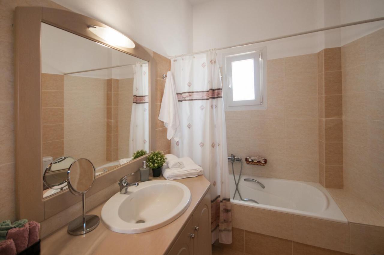 Veldi Art - Kamari Beach Apartment Fira  Zewnętrze zdjęcie